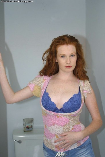 Рыженькая Ivy Manner снимает свое голубое белье в ванной и показывает свою розовую пизденку