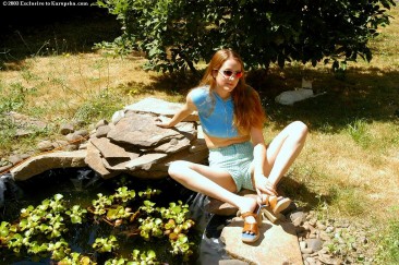 "Соседская девочка" Jerrie Grady раздевается до крошечных трусиков на свежем воздухе, на заднем дворе