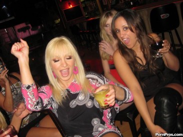 Пьяная блондинка Lea Lexus принимает член в свою киску