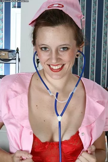Justine Anilos в розовой униформе медсестры хорошо проводит время со своей киской