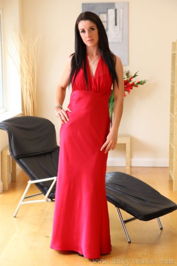 Элегантная Sarah B в черных чулках стягивает свое длинное красное платье и показывает сиськи