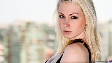 Соблазнительная блондинка с белоснежной кожей - Kelly Martin, позирует голой на балконе