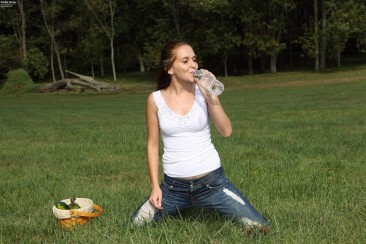 Ненасытная брюнетка-подросток Sadie Grey снимает трусики на природе и ласкает киску кукурузой