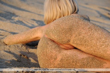 Роскошная и стройная блондинка Olina D купается голой в этой эротической фотосессии на свежем воздухе