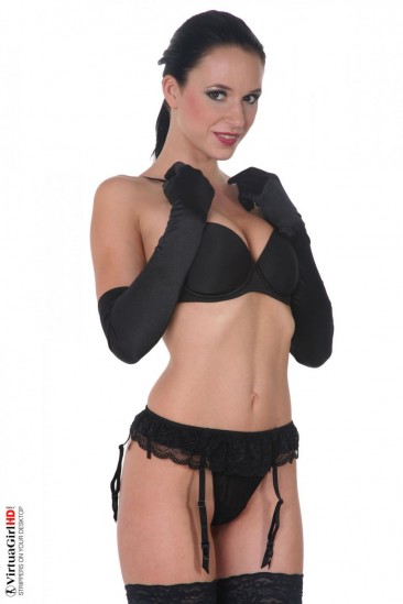 Очаровательная брюнетка Gwen A позирует в горячем черном белье, чулках и перчатках