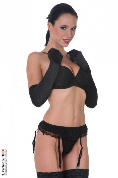 Очаровательная брюнетка Gwen A позирует в горячем черном белье, чулках и перчатках