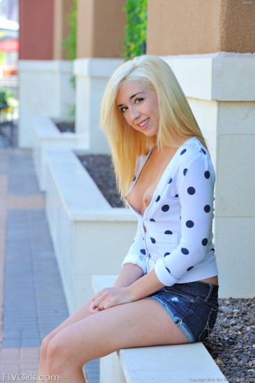 Светлая блондинка малолетка Jayde FTV собирается быть голой во время всей сессии на свежем воздухе