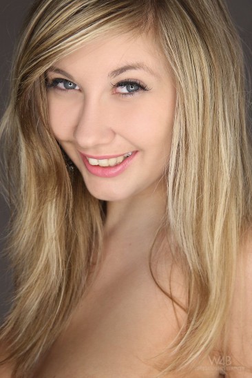 Holly Anderson одна самых милых блондиночек на нашем сайте, это уж точно