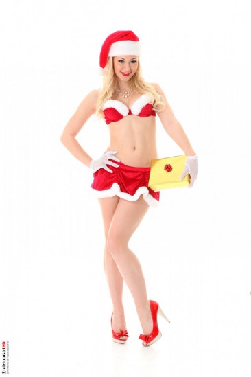 Полуголая блондинка Tracy Delicious показывает, что готова к рождественской вечеринке