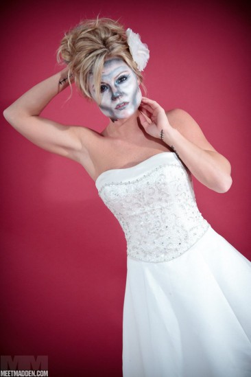 Блондинка с разрисованным лицом Meet Madden позирует в свадебном платье, а затем раздевается до трусов