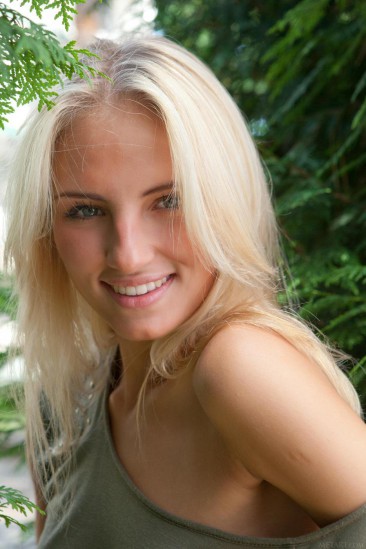Привлекательная и позитивная блондинка Jaime A всегда готова к эротической фотосессии