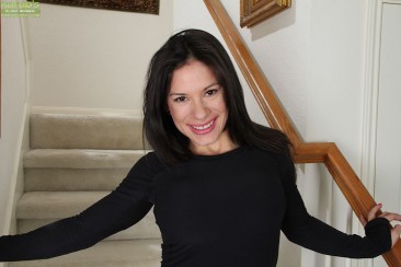 Грудастая зрелая латинская потаскуха - Isabella Rodriguez, избавляется от одежды и развратно позирует на лестнице