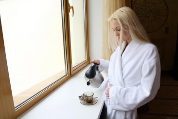 ошеломительная блондинка Vika D позволяет заглянуть в свою ванную, когда она моется