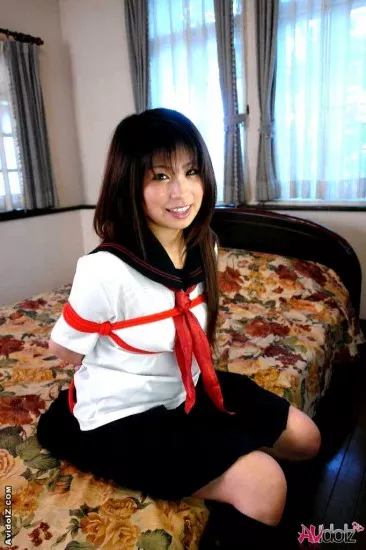 Грязная девочка в униформе Mimi Kousaka показывает азиатское тело и получает мастурбацию