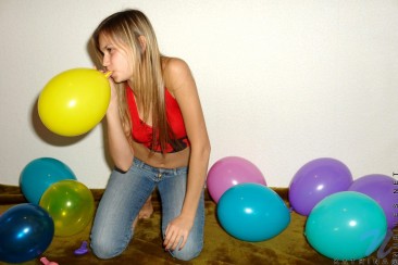 Длинноволосая блондинка Katrina Nubiles надувает шарики и мило демонстрирует свои молоденькие прелести