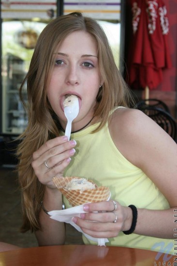 Шаловливая Lisa Nubiles в желтом топе дразнится, кушая мороженое