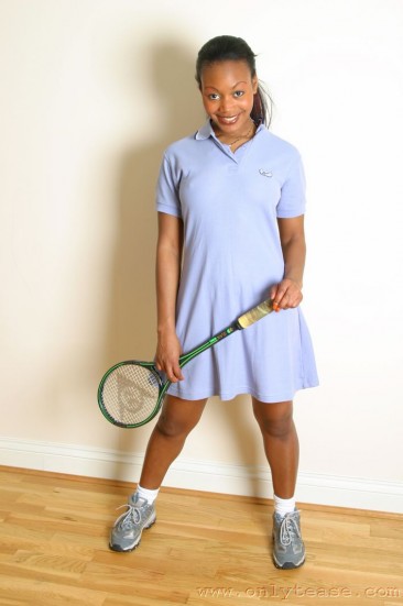 Черная детка в синем теннисном наряде Robyn S показывает классную грудь и упругую попку