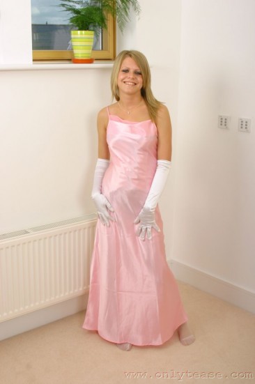 Sammy Jo в длинных белых перчатках и длинном розовом платье, скрывающем убийственно восхитительное нижнее белье