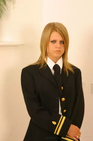 Блондинка Sammy Jo снимает свою морскую униформу и восхитительно позирует в белье
