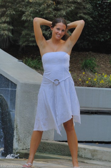 Игривая девочка Amanda FTV в длинном белом платье любит засветить свои трусики и киску