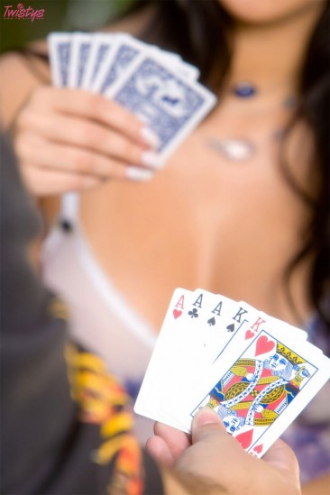 Брюнетка Natalia Cruze показывает сиськи и киску, играя в покер на раздевание
