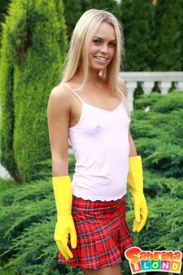 Стройная блондинка-подросток в красной мини-юбке и желтых перчатках Sabrina Blond трахается в саду