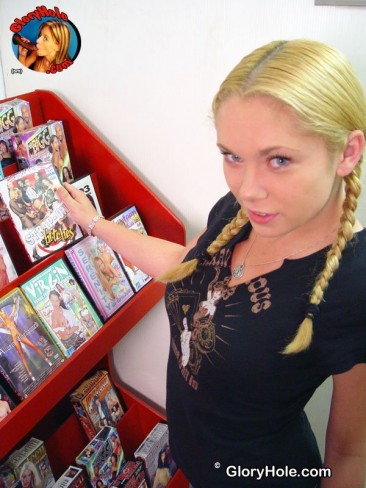 Блондиночка с косичками Krissy Kay сосет черный болт в стене после стриптиза