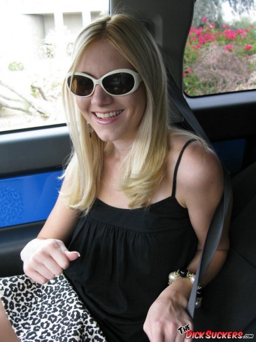 Блондинка в очках Becky Pureheart получает полный рот спермы после отсоса в машине
