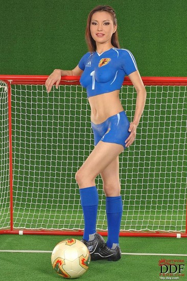 Восточная модель с расписанным телом Annie Ling претендует на то что она оденет тугую футбольную форму