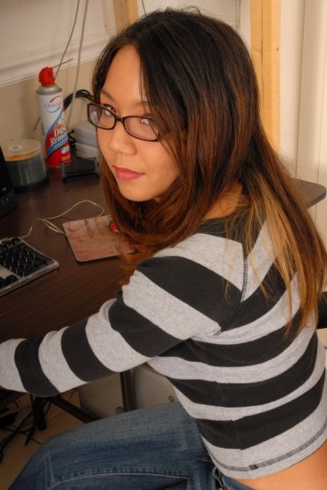 Бесстыжая азиатка Keeani Lei раздевается и показывает свое тело в офисе