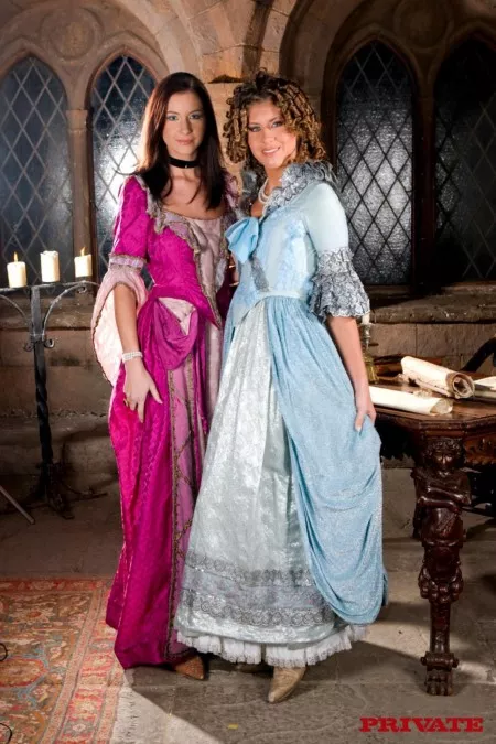 Две красавицы Thalia  и Jennifer Stone в средневековых платьях занимаются групповым сексом