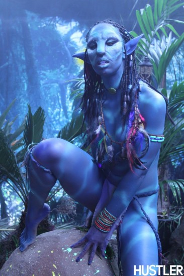 Сексуальная девушка Misty Stone в образе Neytiri, раздвигает ножки и показывает обнаженную киску