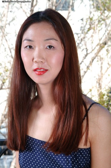 Азиаточка из Южной Кореи Heidi Ho демонстрирует свою крошечную грудь и узкую киску