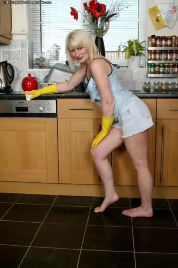 Опытная блондинка Sally Taylor обнажается на кухне чтобы показать свой проколотый клитор