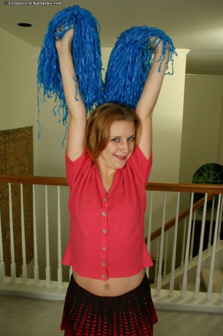 Чирлидерша в белых трусиках Shari Counts игриво достает свою киску