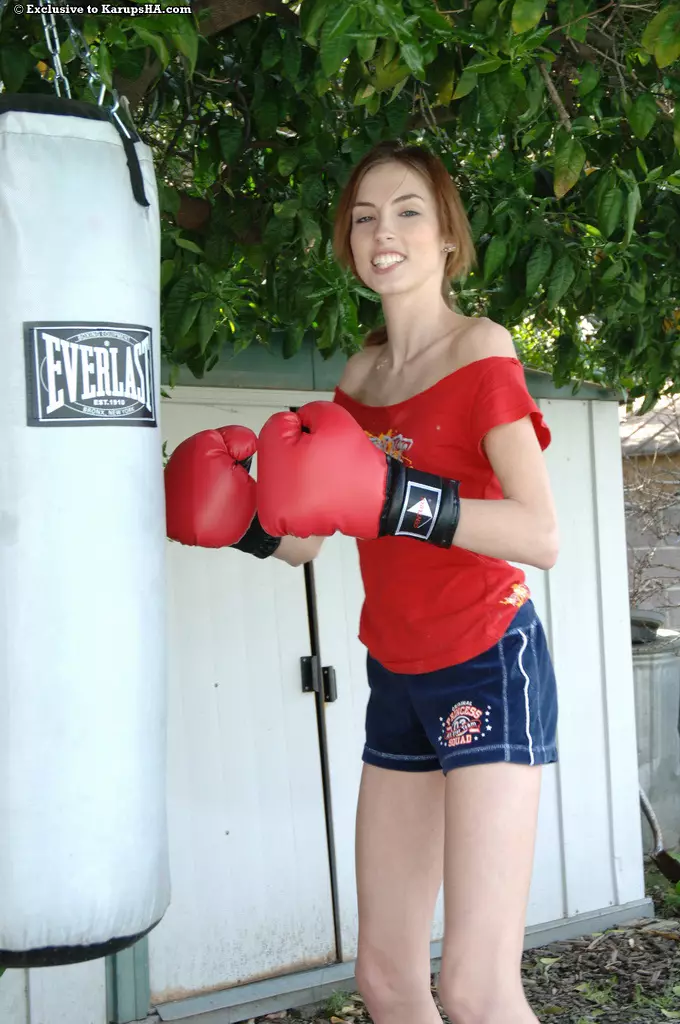 Девушка боксерша Sophie Strauss показала крутые сиськи и нежную выбритую киску на улице