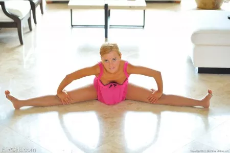 Блондинка Jessie Rogers любит мастурбировать красными туфлями