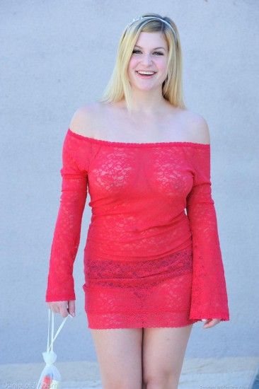 Блондинка с большими натуральными сиськами в красном кружевном платье и белых туфлях - Danielle FTV, долбит игрушкой свою киску