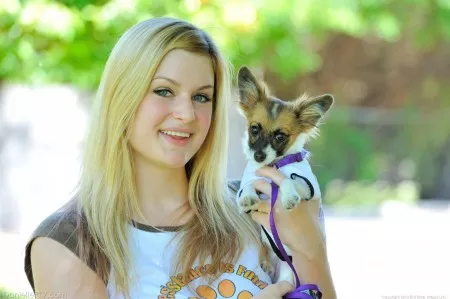 Кудрявая блондиночка Danielle FTV с массивными натуральным сиськами и большой жопой оголяется на открытом воздухе