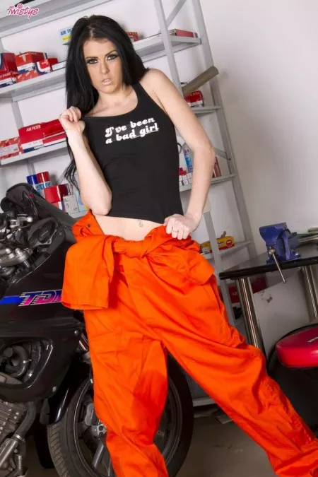 Молодая худышка Stacey Lacey с маленькой грудью и длинными ножками раздевается и показывает свою киску в гараже
