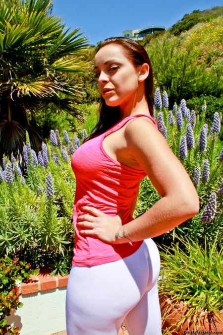 Сексуальная брюнетка Liza Del Sierra позирует на природе, дразня нас своей большой грудью и круглой попкой