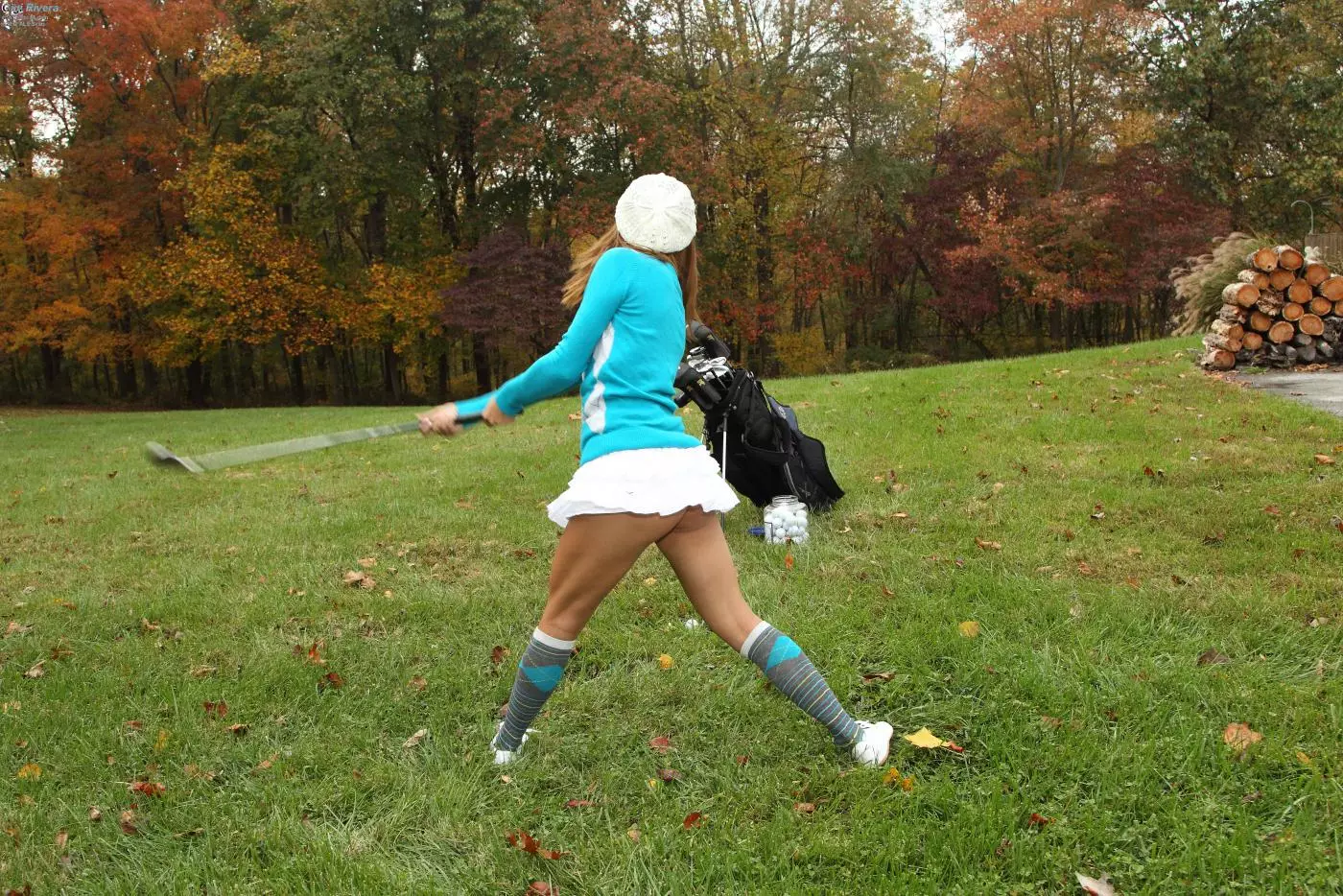 Горячая латина Gigi Rivera возбуждается от игры в гольф на свежем воздухе и яростно мастурбирует свою киску