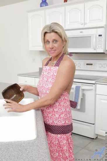 Аппетитная мамочка-блондинка с большой грудью Payton Hall ласкает киску на кухне душем