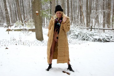 Очень горячая блондинка Brynn Tyler остается абсолютно обнаженной в холодный зимний день