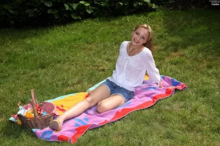 Брюнетка Tabitha Tucker позирует в мокрой блузке, потом раздевается и дрочит киску на улице