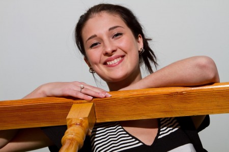 Игривая брюнетка Katya AC показывает свою голую щелку в камеру крупным планом