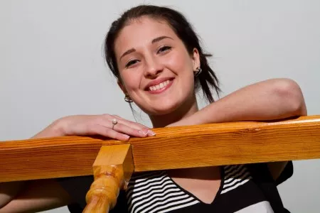 Игривая брюнетка Katya AC показывает свою голую щелку в камеру крупным планом