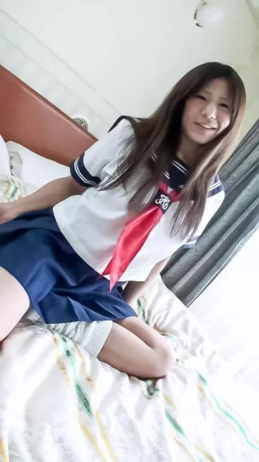 Милая азиатка-подросток Yukari javhd одета в школьную форму и развлекается с секс-игрушками, мастурбирует