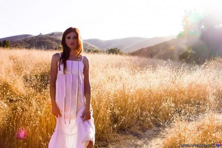 Рыжая малышка Virginia Mae раздевается и наслаждается свободой