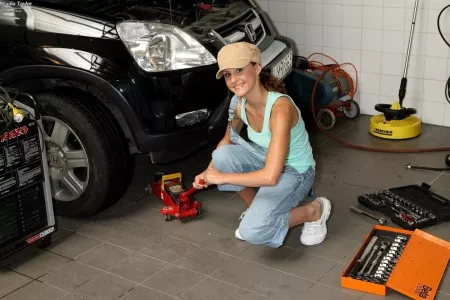Молоденькая горячая брюнетка Nadia Taylor возбуждающе мастурбирует в автомобильном магазине с использованием самых разнообразных игрушек